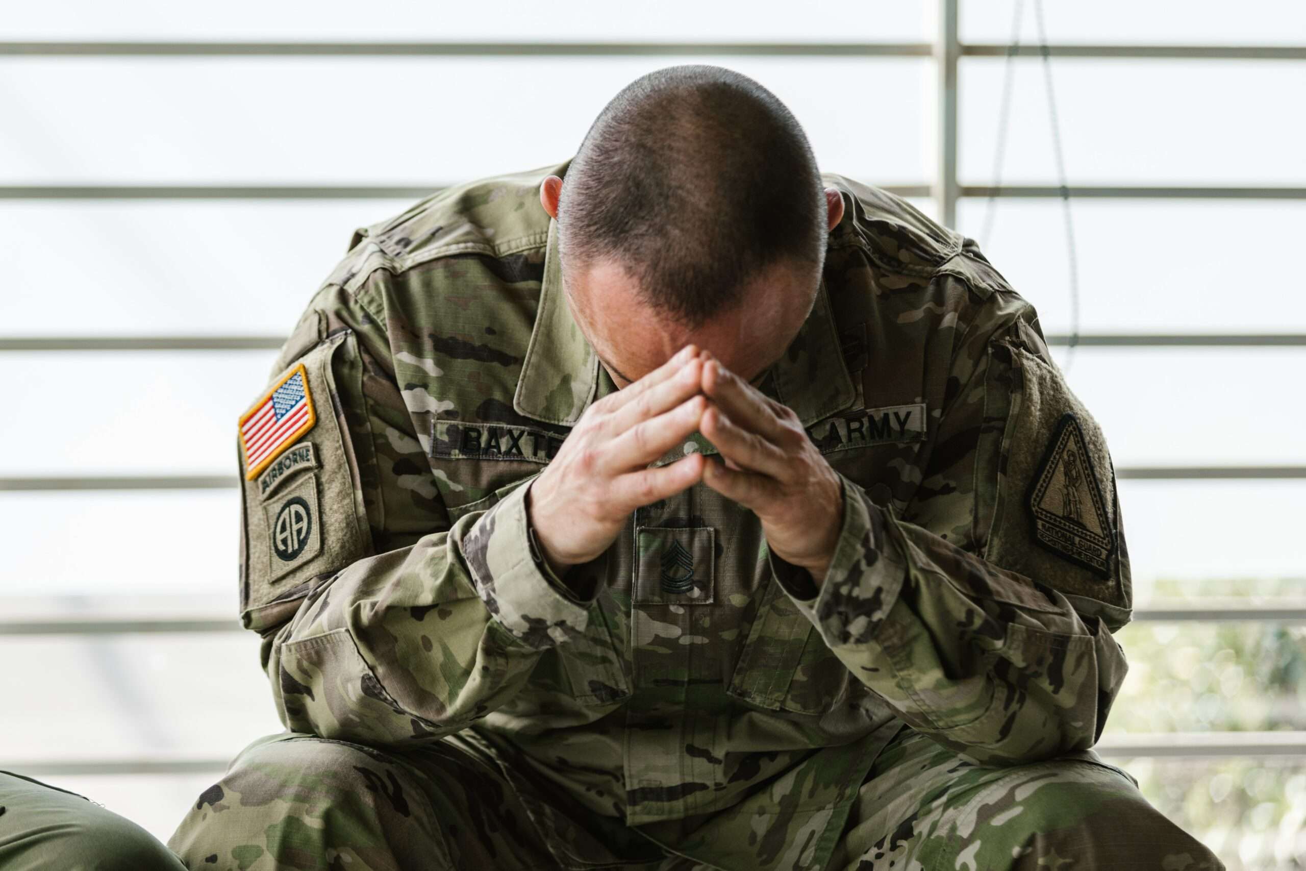 17 signs of PTSD distraught soldier holding her head