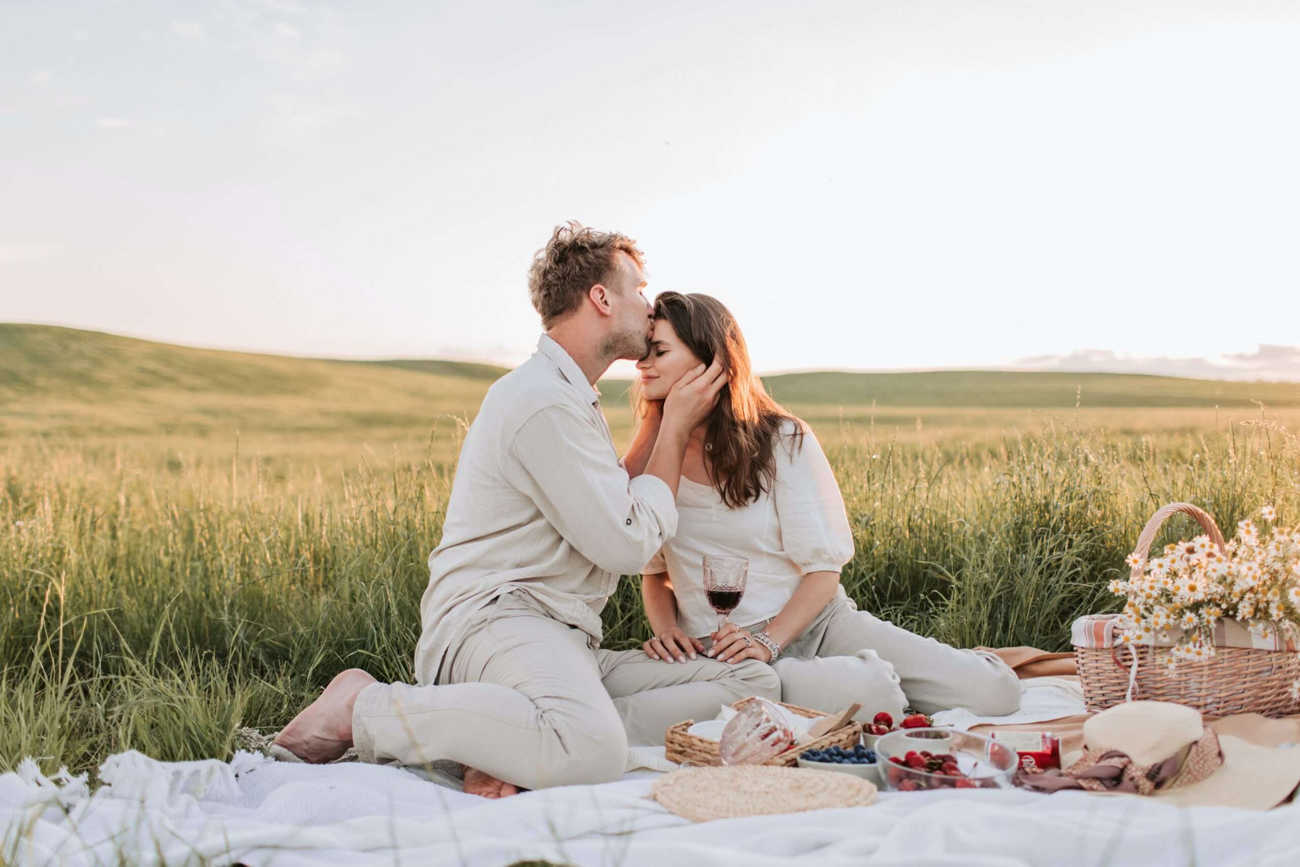 overcome fear of abandonment photo of happy couple having a picnic